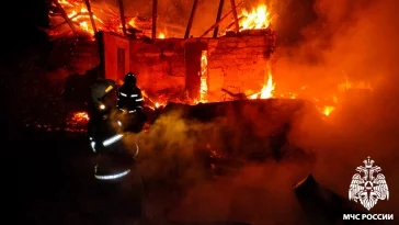 Фото: В Осинниках ночью сгорели дом и баня: видео мощного пожара опубликовало МЧС 3