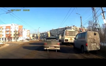 Фото: Проезд двух автобусов ПАЗ на красный свет попал на видео 1