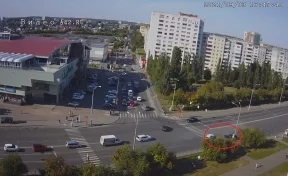 Момент ДТП возле крупного ТЦ в Кемерове попал на видео
