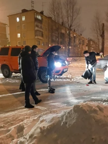 Фото: В Кемерове автомобиль такси вылетел на обочину и застрял в сугробе 4