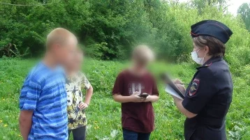 Фото: В Кузбассе полицейские обнаружили трёх школьников, отдыхавших у воды без родителей 1