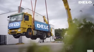 Фото: Мировой рекорд: промышленный клей удержал в воздухе 17-тонный грузовик 1