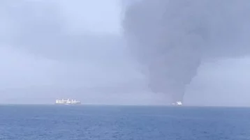 Фото: Появилось первое видео горящих после атаки танкеров в Оманском заливе  1