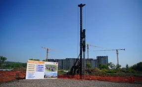 В Новокузнецке начали строить школу на 1100 мест, забита первая свая