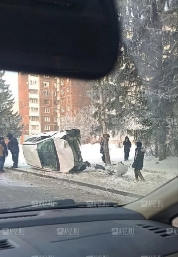 Фото: В Кемерове на Ленинградском проспекте автомобиль влетел в дерево и опрокинулся 1