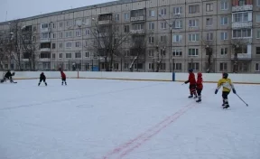 Около кемеровских школ открыли первые ледовые площадки