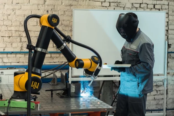 Роботы вместо сварщиков: на производственной базе СГК в Кемерове внедряют автоматические комплексы