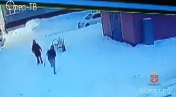 Фото: 17-летний кемеровчанин украл в магазине упаковку пива: происшествие попало на видео 1