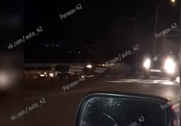Фото: В Кемерове на Кузбасском мосту автомобиль снёс дорожное ограждение 2