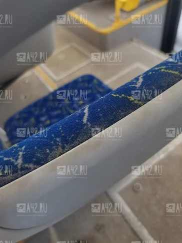 Фото: «Невозможно сесть, чтобы не испачкаться»: кемеровчанка пожаловалась на состояние автобуса №65 5
