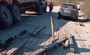 В Амурской области тяжёлый грузовик частично разрушил мост через реку