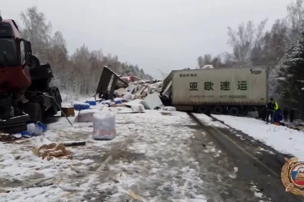 Четыре фуры разбились на трассе в Иркутской области, два водителя погибли