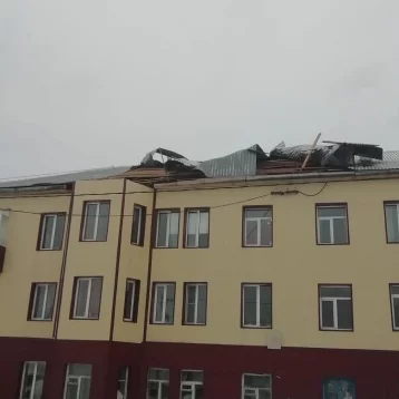 Фото: В Шерегеше ураганный ветер сорвал часть крыши дома 1