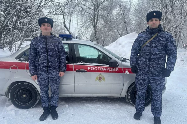 В Кемерове росгвардейцы помогли пострадавшей в ДТП 13-летней девочке