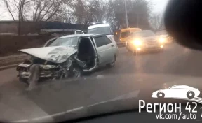 «В машине зажало людей»: на улице Красноармейской в Кемерове произошло серьёзное ДТП