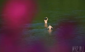 Не умели плавать: отец утонувших в пруду Петергофа сестёр-школьниц пытался их спасти