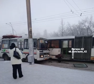 Фото: В Кемерове столкнулись маршрутка и автобус 1