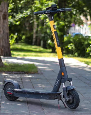 Кузбасские депутаты обсудят наказание за брошенные самокаты