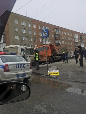 Фото: В Кемерове КамАЗ столкнулся с маршруткой 2