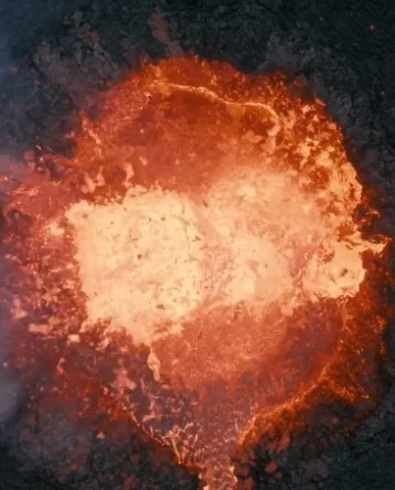Фото: Фотограф сжёг камеру, когда снимал происходящее в жерле проснувшегося вулкана 1