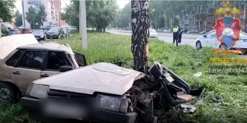 Фото: В Кузбассе ночью автомобиль влетел в дерево: два человека погибли 1