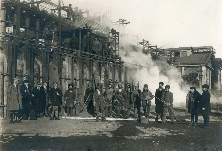 Инженеры и рабочие у коксовых печей