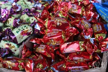 Фото: Соцсети: кузбассовцы обнаружили червей в конфетах 1