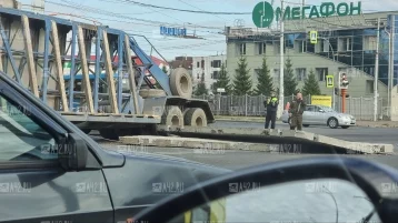 Фото: В Кемерове грузовик уронил на дорогу бетонные плиты 1