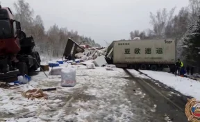 Четыре фуры разбились на трассе в Иркутской области, два водителя погибли