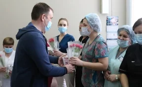 Илья Середюк поздравил с 8 Марта женский коллектив больницы, где проходит лечение