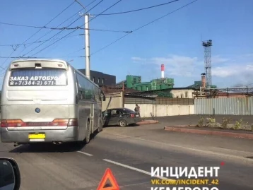 Фото: На проспекте Советском в Кемерове столкнулись автобус и легковой автомобиль 4
