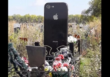Фото: В Уфе на кладбище установлено надгробие в виде iPhone 1