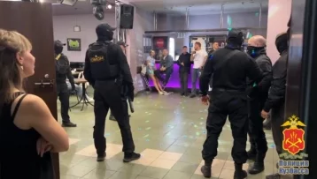 Фото: Проверили 245 человек: в Новокузнецке сотрудники полиции вышли в рейд по ночным клубам 1