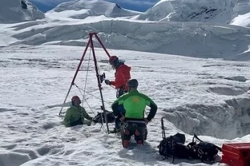Фото: Полуодетая россиянка упала в расщелину на леднике и два дня ждала помощи 1