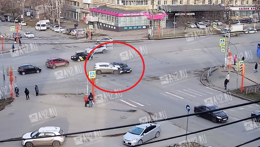 В Кемерове жёсткое столкновение двух автомобилей на проспекте Ленина попало на видео