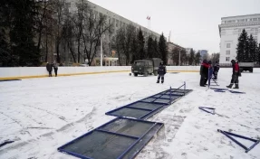 В Кемерове начали монтаж хоккейной коробки на площади Советов
