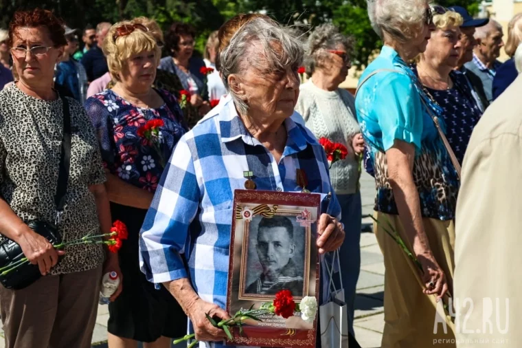 Фото: В Кемерове в День памяти и скорби возложили цветы к Мемориалу Славы 5