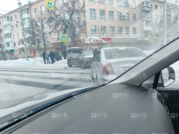 Фото: В Кемерове тройное ДТП собрало пробку на перекрёстке Ленина — 50 лет Октября 3