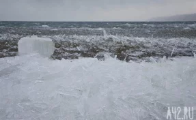 Учёные: крупнейший в мире айсберг раскололся на мелкие части