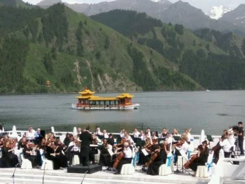 Фото: Губернаторский симфонический оркестр Кузбасса выступил на берегу озера в Китае 1