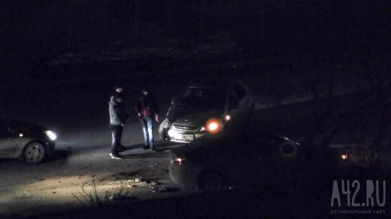 Фото: Два легковых авто столкнулись в Кемерове 2
