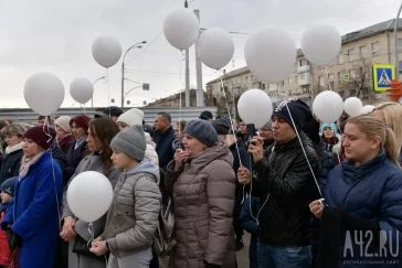 Фото: Кемеровчане в годовщину трагедии в «Зимней вишне» запустили в небо белые шары 2