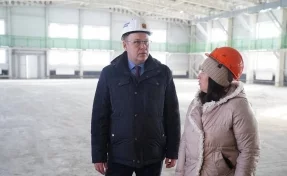 Губернатор Кузбасса проверил ремонт ещё одного спортивного объекта в Плотниково