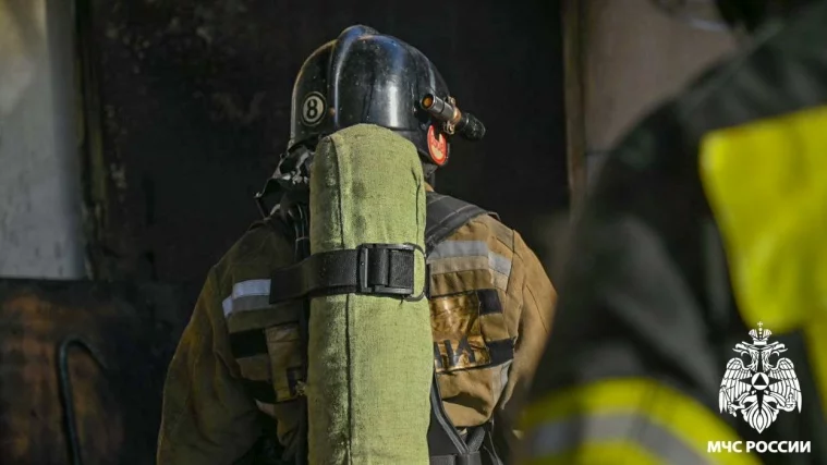 Фото: В Новокузнецке пожар в хозблоке уничтожил мебель и вещи 4