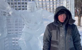 Три горки, лабиринт и скульптуры: в кемеровском Олимпийском парке завершается строительство ледового городка