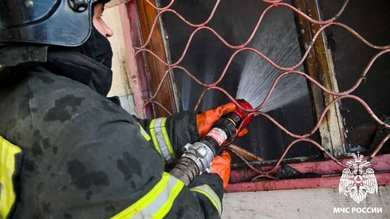 Фото: В Новокузнецке пожар в хозблоке уничтожил мебель и вещи 5