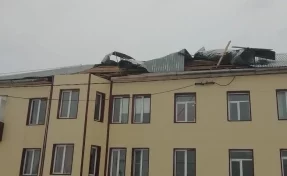 В Шерегеше ураганный ветер сорвал часть крыши дома