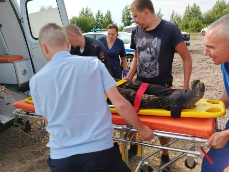 Фото: В Кузбассе упавшего с горы мужчину сплавляли по реке, чтобы передать медикам 2