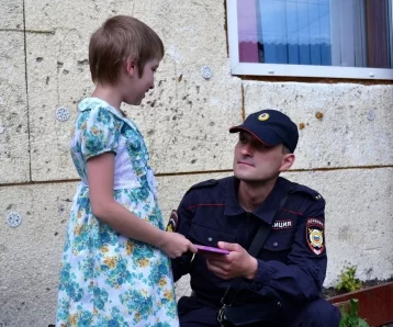 Фото: В Кузбассе полицейский спас девочку, провалившуюся в глубокую яму 1