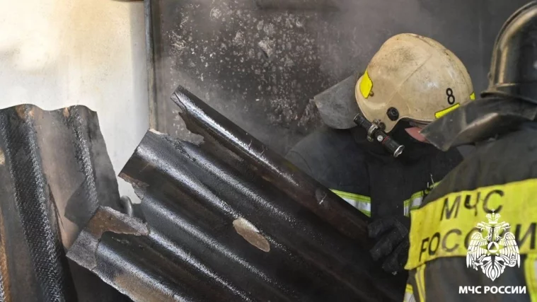 Фото: В Новокузнецке пожар в хозблоке уничтожил мебель и вещи 6